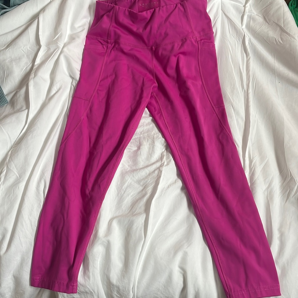 These are pink athletic leggings with pockets!